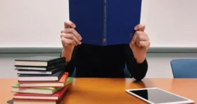 راهکاری برای معضل تقلب با هوش مصنوعی: دانشگاهها به امتحانات شفاهی روی آوردهاند راهکاری برای معضل تقلب با هوش مصنوعی: دانشگاهها به امتحانات شفاهی روی آوردهاند