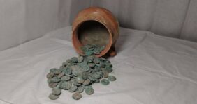 کشف گنجینه سکههای ۲۰۰۰ ساله کوشانیان در تاجیکستان کشف گنجینه سکههای ۲۰۰۰ ساله کوشانیان در تاجیکستان