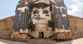 تعرض به چهارطاقی پیرپنهان لار؛ غارتگران در پی گنج تعرض به چهارطاقی پیرپنهان لار؛ غارتگران در پی گنج