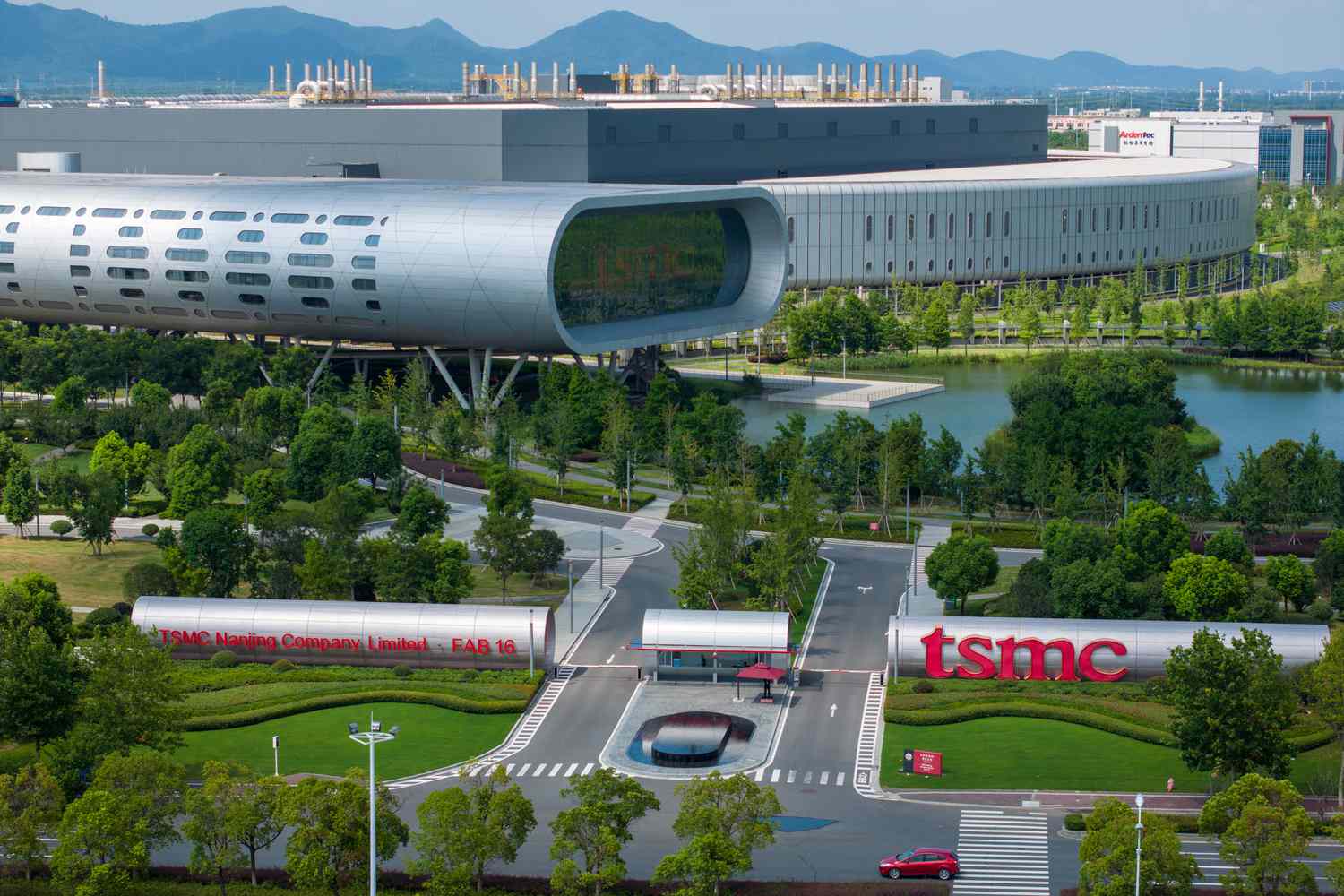 TSMC؛ کارخانهای که تقریباً تمام دنیای فناوری به آن وابسته است TSMC؛ کارخانهای که تقریباً تمام دنیای فناوری به آن وابسته است